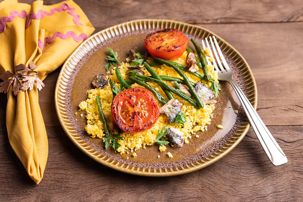 Cuscuz de milho no micro-ondas com sardinha e legumes grelhados