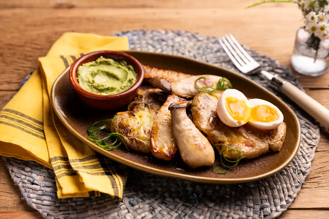 Disco de batata crocante com ovo e cogumelo