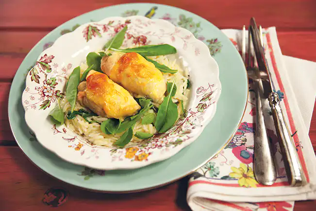 Enrolado de frango com azeitona e queijo servido com risoni