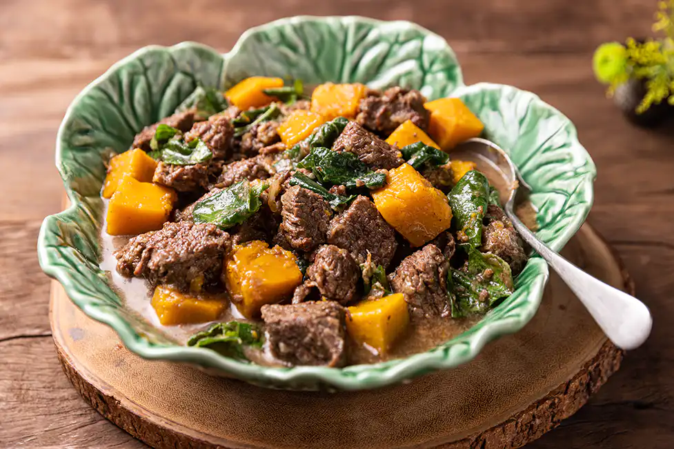 Ensopado de carne com abóbora e couve