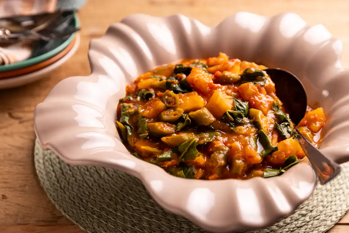 Ensopado de mandioca com quiabo e couve