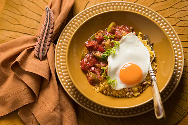 Ensopado de quiabo com cuscuz de milho e ovo frito