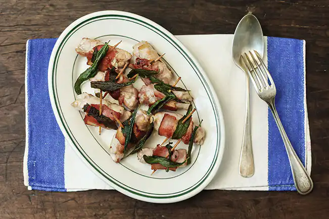 Escalopinho de lombo com bacon e sálvia