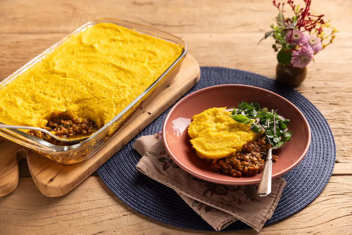 Escondidinho de lentilha e polenta com abóbora