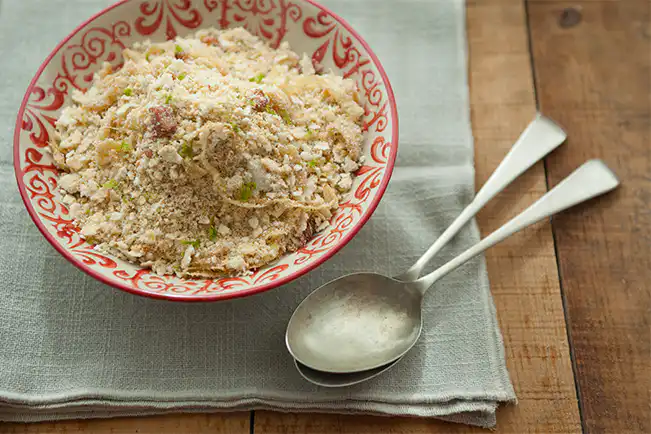 Farofa de biju com bacon e raspas de limão