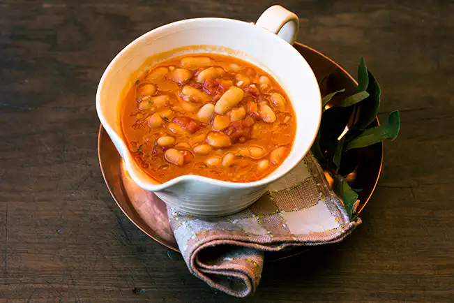 Feijão-branco com molho de tomate