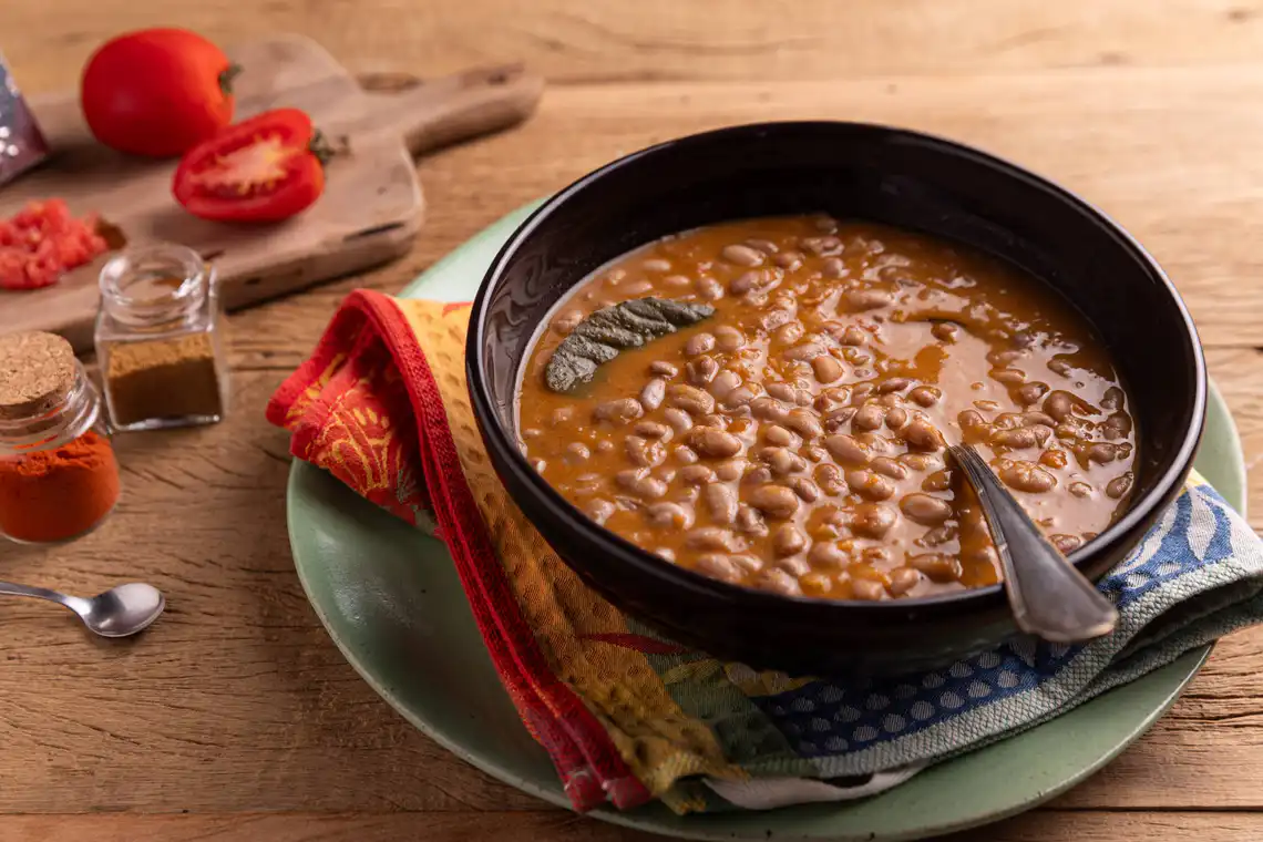 Feijão-carioca com tomate e especiarias