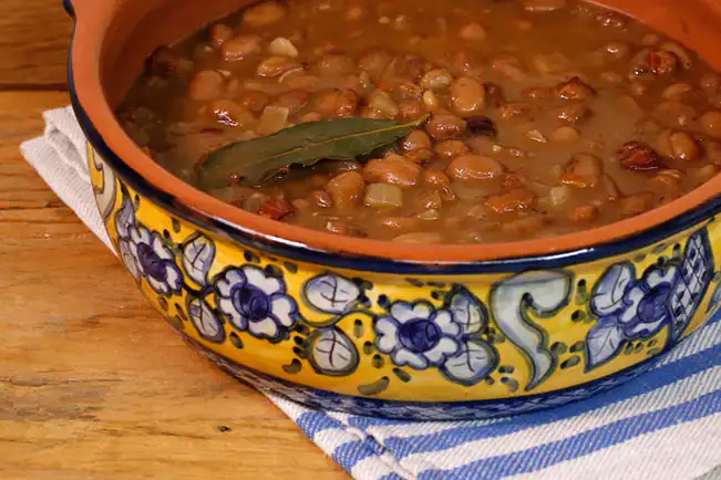Feijão com bacon e tomate