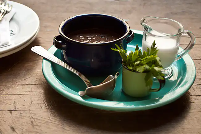 Feijão-preto com linguiça e leite de coco