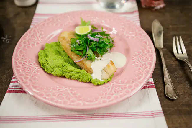 Filé de pescada frita com saladinha de ervas e purê de ervilha