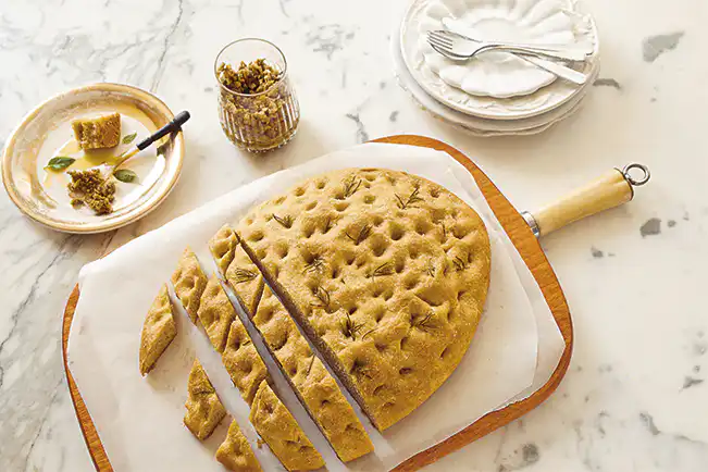 Focaccia de alecrim com tapenade