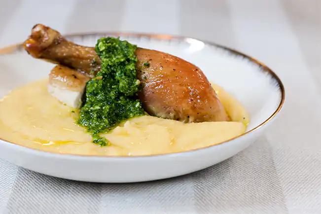 Frango assado prático com polenta e molho pesto brasileiro