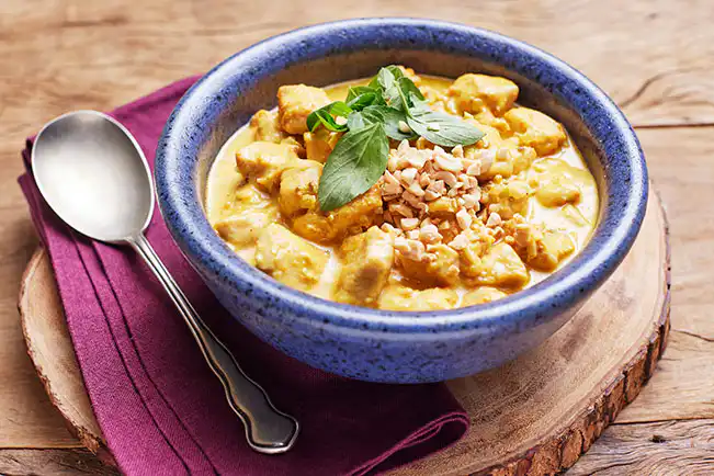 Frango com especiarias e leite de coco