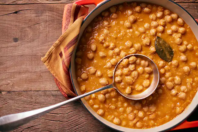 Grão-de-bico ensopado com páprica na panela de pressão