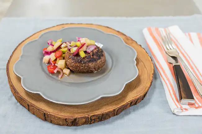 Hambúrguer (com linguiça) e vinagrete de chuchu