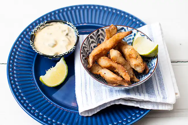 Iscas de pescada com molho tártaro