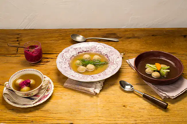 Knaidlach com caldo de frango