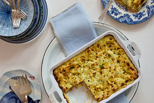 Lasanha de salmão com molho de raiz-forte