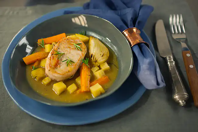 Lombo com batata-doce e molho de laranja em uma panela só