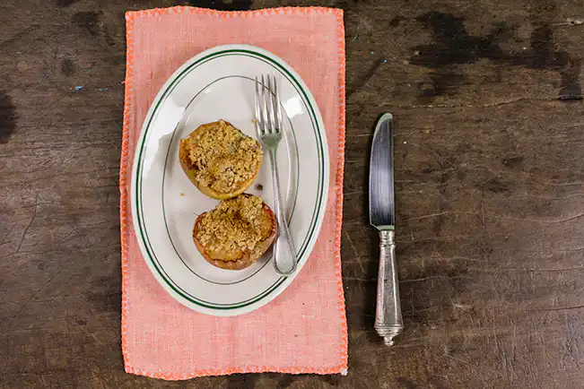 Maçã assada com crocante de aveia