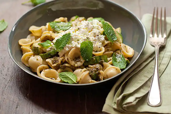 Macarrão com abobrinha, ricota e pesto de hortelã