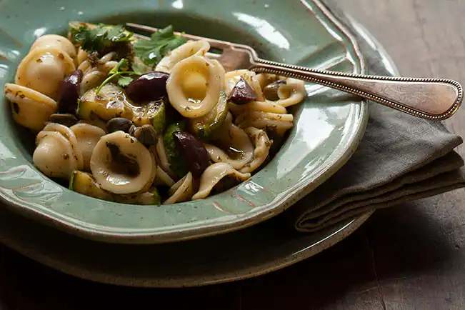 Macarrão com abobrinha, salsinha e alcaparras