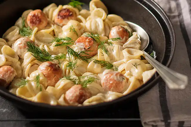 Macarrão com almôndegas de salmão