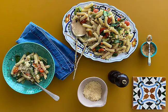 Macarrão com escarola, tomate e alho