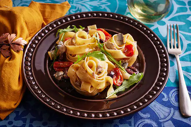 Macarrão à putanesca de sardinha assada (reaproveitamento)