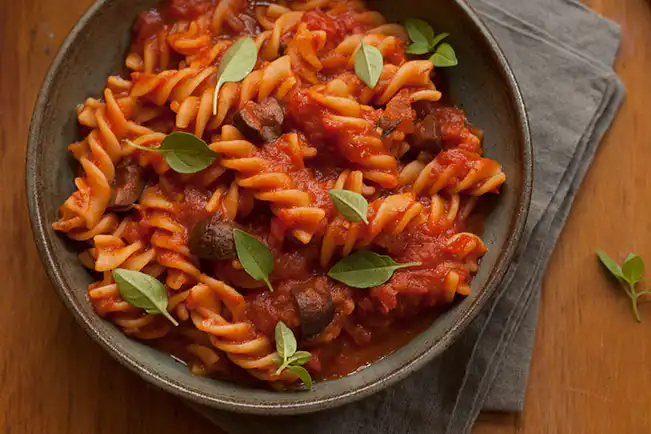 Macarrão à putanesca em uma panela só para um