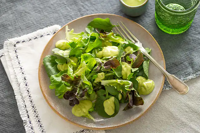 Molho de abacate com coentro