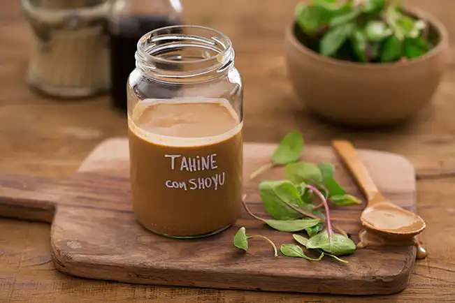 Molho de tahine com shoyu para salada