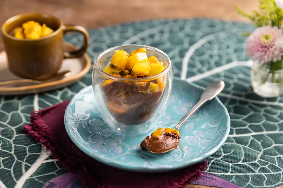 Musse de chocolate a jato com manga e maracujá