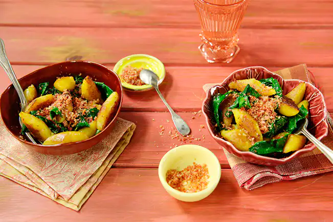 Nhoque de banana com couve rústica e farofinha de bacon