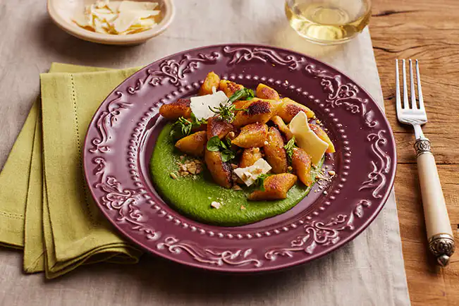 Nhoque de banana-da-terra com pesto de agrião