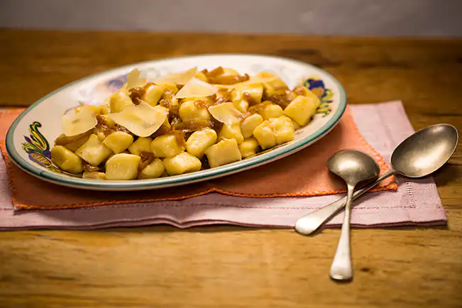 Nhoque de batata com molho de cebolas caramelizadas