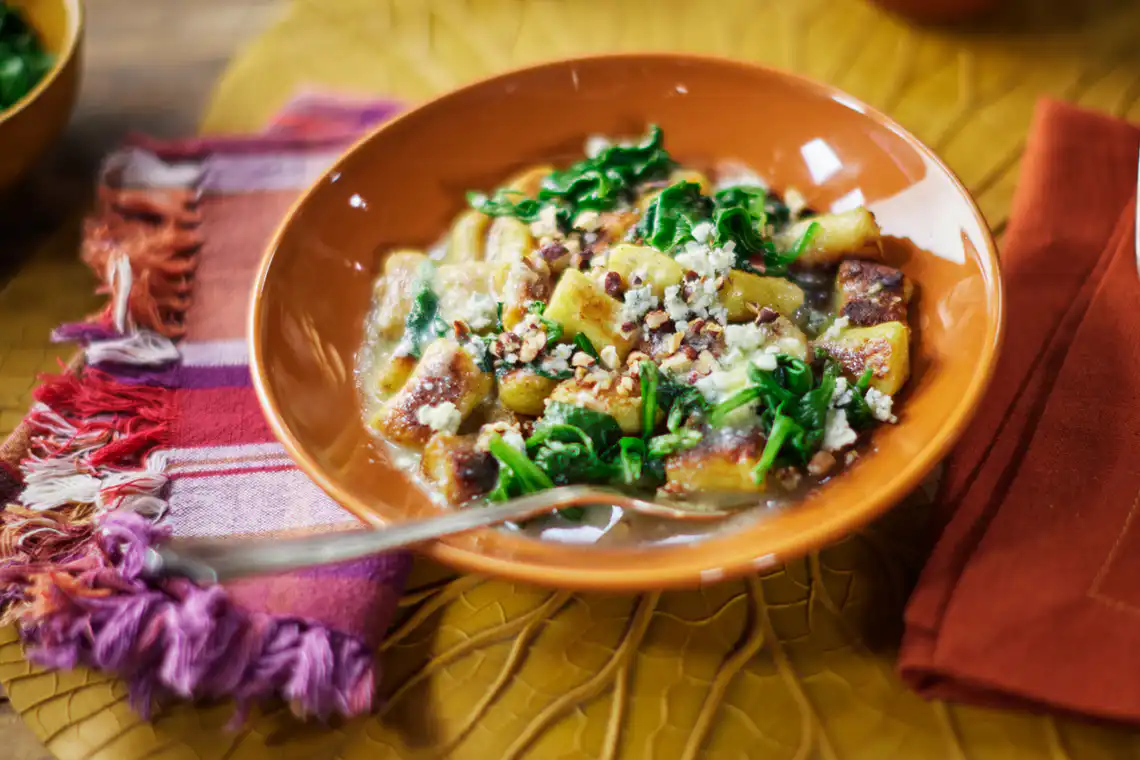 Nhoque de batata-doce com espinafre e molho de gorgonzola