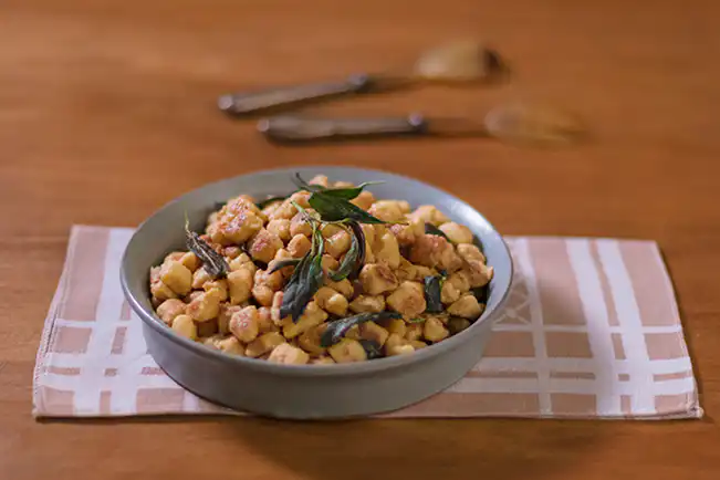 Nhoque de grão-de-bico com molho de limão e sálvia