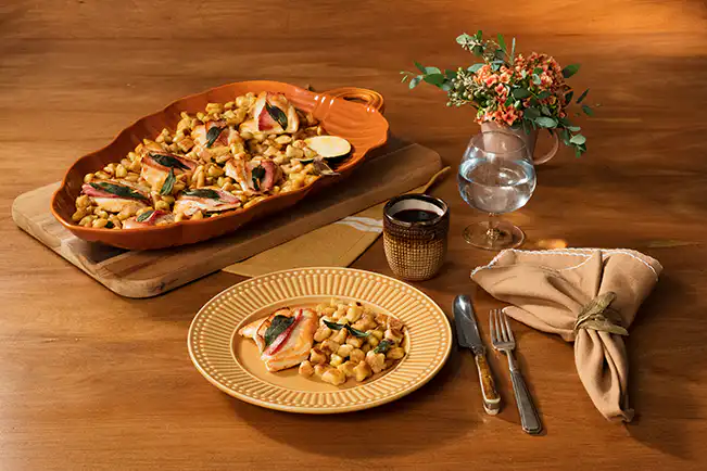 Nhoque de grão-de-bico com saltimboca de frango