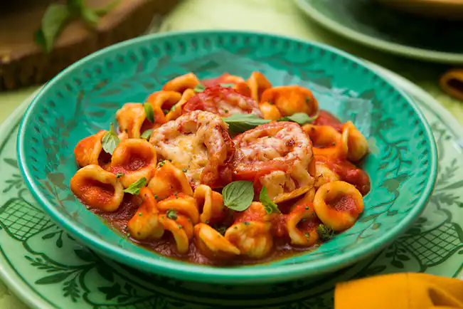 Orecchiette caseiro com molho de tomate e tomates assados