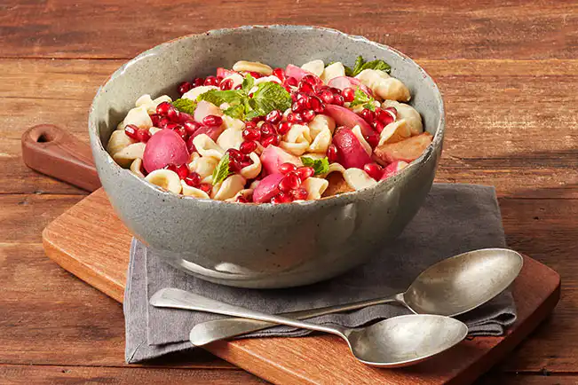 Orecchiette com rabanete, romã e hortelã