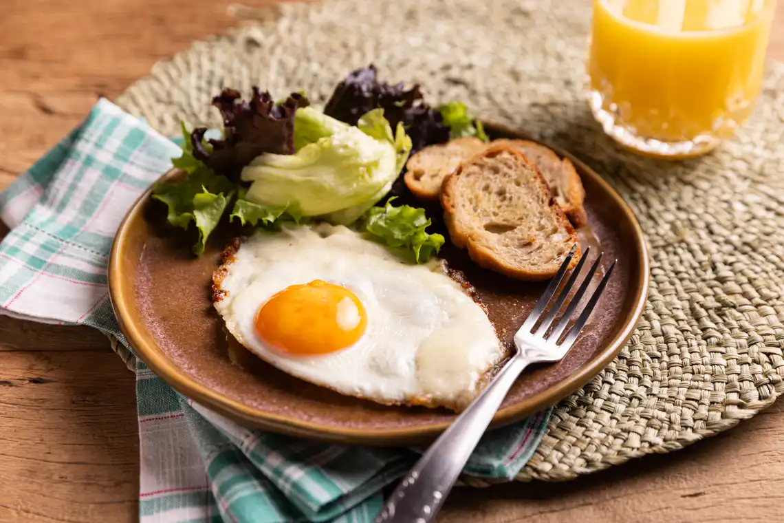 Ovo frito no creme de leite