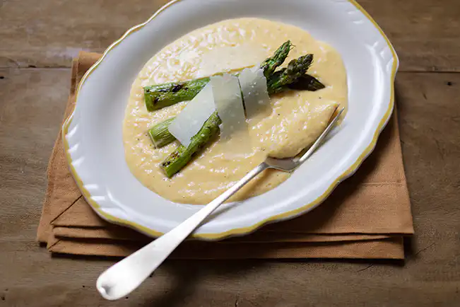 Ovo mexido com aspargos grelhados