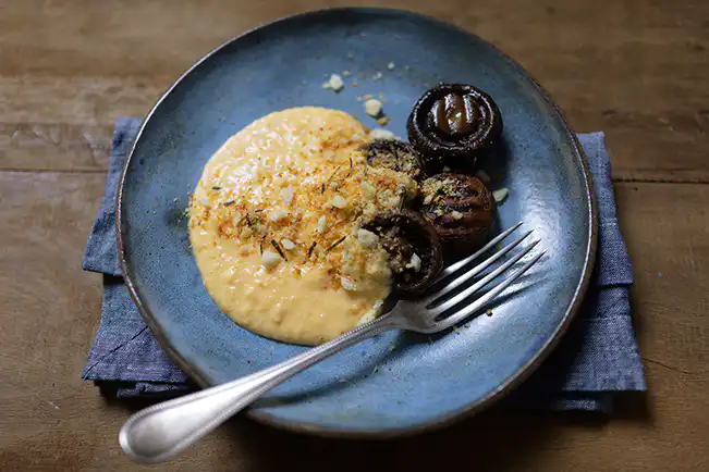 Ovo mexido com cogumelos grelhados e farofinha de pão