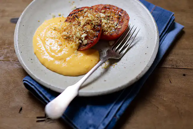 Ovo mexido com tomate grelhado e farofinha de pão