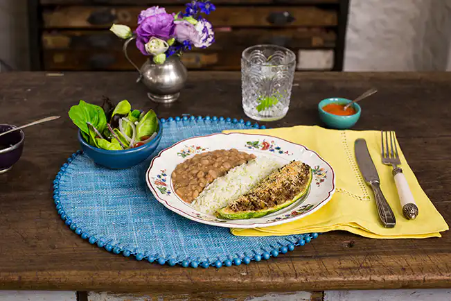 Pê-efe de abobrinha recheada com arroz e feijão