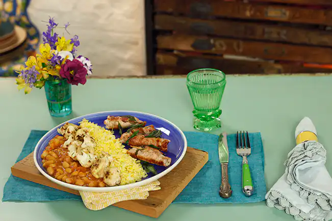 Pê-efe de escalopinho de lombo com bacon e sálvia e couve-flor grelhada