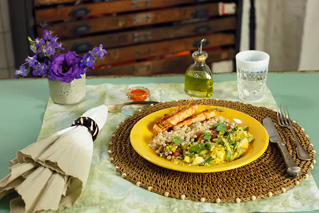 Pê-efe de espetinhos de frango e farofa de quiabo