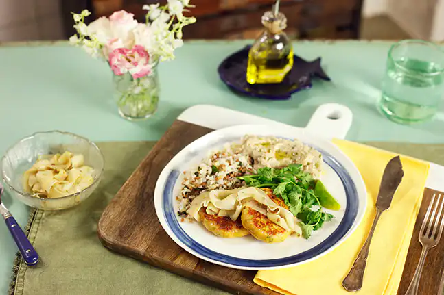 Pê-efe de hambúrguer de peixe com picles de chuchu