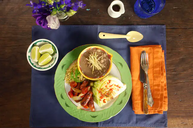 Pê-efe de linguiça acebolada e repolho grelhado